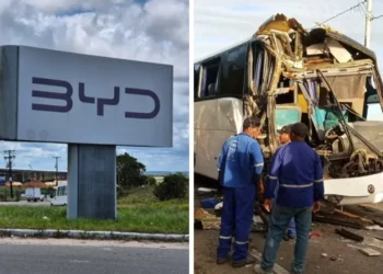 Montagem, de um lado a foto da placa da BYD em Camaçari e do outro a foto do onibus com a frente destruida em acidente