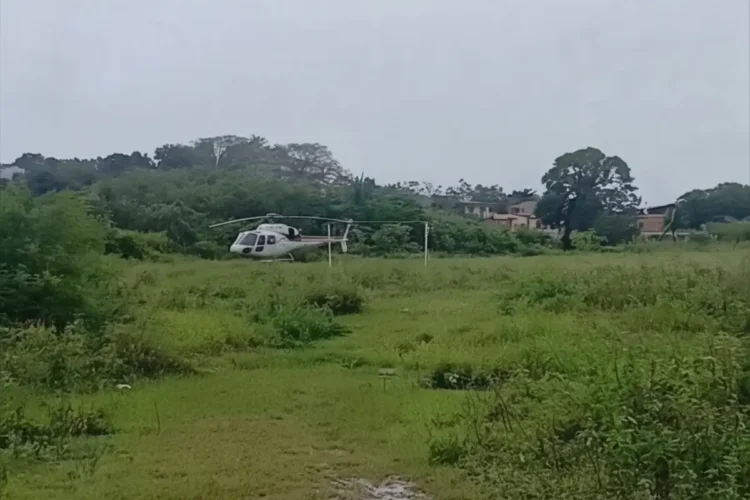 helicóptero faz pouso de emernecia em Santo Amaro na Bahia