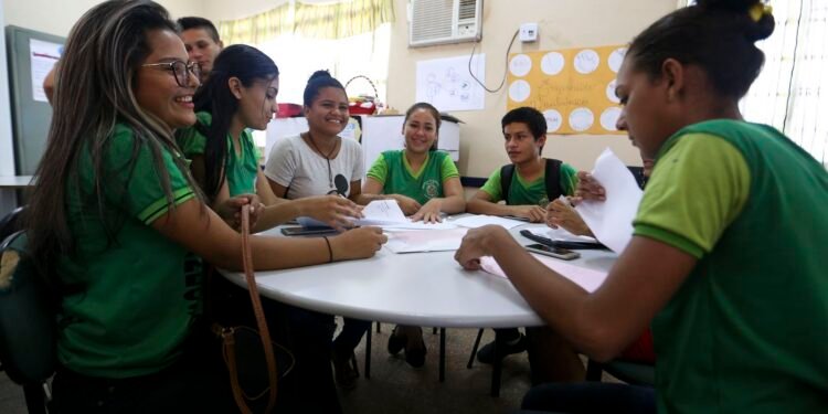 Estudantes nascidos em setembro e outubro já podem sacar parcela do programa Pé-de-meia 1 © Marcelo Camargo/Agência Brasil