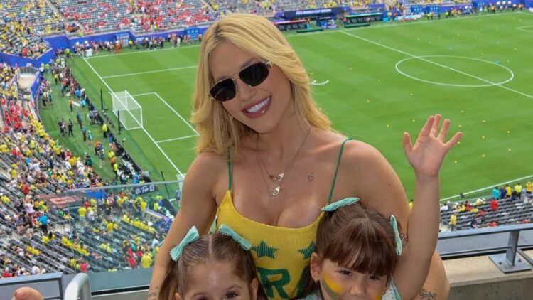 Virginia Fonseca leva filhas para assistir jogo da Copa do Mundo em estádio 1 Virginia com as filhas – Foto: Reprodução / Instagram @virginia