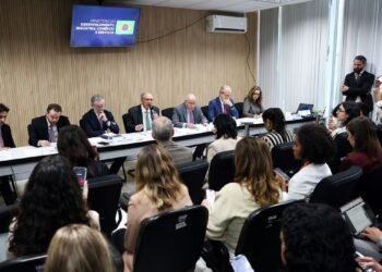 Governo federal anuncia plano de socorro a setores afetados por novas tarifas dos EUA