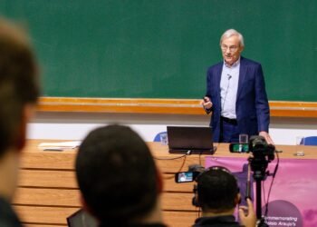 Impacto da inteligência artificial no mercado de trabalho é superestimado, afirma Nobel