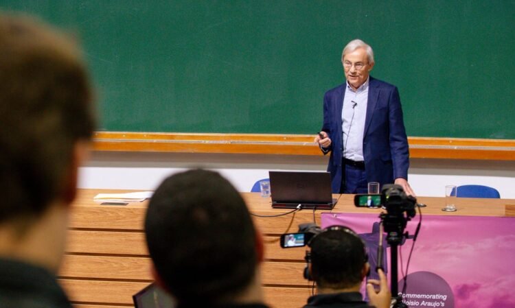 Impacto da inteligência artificial no mercado de trabalho é superestimado, afirma Nobel