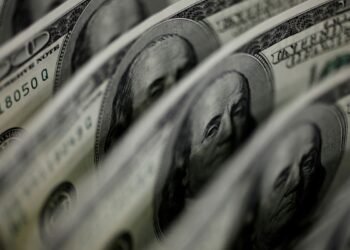 Dólar sobe a R$ 5,11 e Ibovespa recua sob impacto de tensões globais