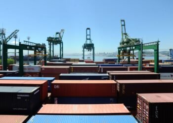 Tarifas dos EUA afetam indústria brasileira, mas impacto na balança comercial é limitado