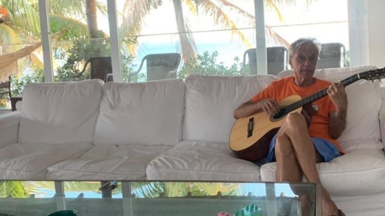 O refúgio baiano de Caetano Veloso: um lar à beira-mar que acolhe a elite cultural brasileira 1 O refúgio baiano de Caetano Veloso: um lar à beira-mar que acolhe a elite cultural brasileira