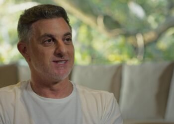 Luciano Huck relembra queda na infância ao tentar voar de máquina de lavar