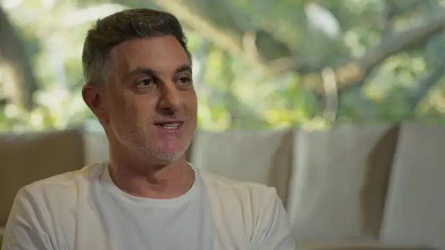 Luciano Huck relembra queda na infância ao tentar voar de máquina de lavar