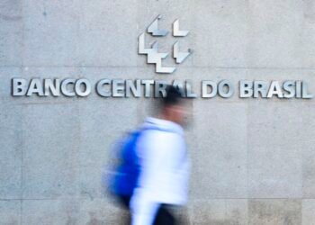 Juros do crédito para famílias atingem 64% ao ano e pressionam orçamento