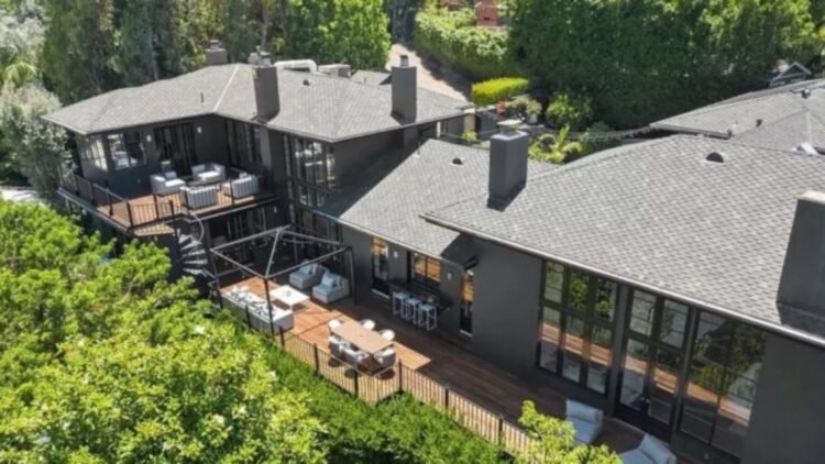 Mansão de Charli XCX em Hollywood Hills é refúgio criativo de R$ 28,5 milhões