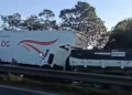 Colisão entre caçamba, carreta e moto bloqueia trecho da BR-324 e gera longo engarrafamento em Conceição do Jacuípe 3 Caçamba colide com fundo de carreta na BR-324