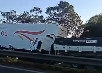 Colisão entre caçamba, carreta e moto bloqueia trecho da BR-324 e gera longo engarrafamento em Conceição do Jacuípe 4 Caçamba colide com fundo de carreta na BR-324