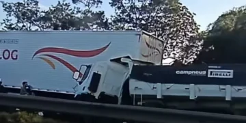 Caçamba colide com fundo de carreta na BR-324