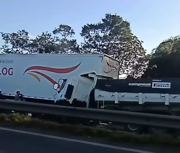 Colisão entre caçamba, carreta e moto bloqueia trecho da BR-324 e gera longo engarrafamento em Conceição do Jacuípe 1 Caçamba colide com fundo de carreta na BR-324