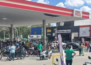 rua do centro de feira de santana com aglomeração de pessoas próximo a posto de combustivel