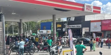 rua do centro de feira de santana com aglomeração de pessoas próximo a posto de combustivel