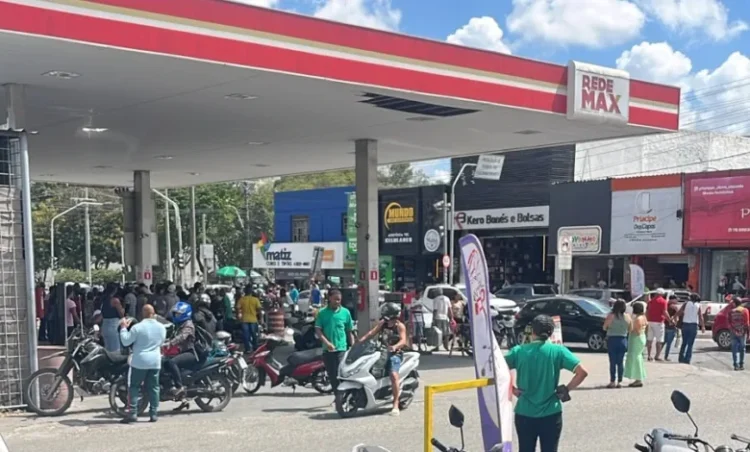 Ataque a tiros deixa duas pessoas feridas no centro de Feira de Santana 1 rua do centro de feira de santana com aglomeração de pessoas próximo a posto de combustivel