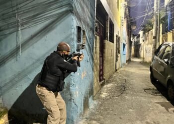 Policial civil armado em uma rua