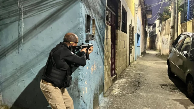 Policial civil armado em uma rua