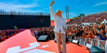 Presidente da República, Luiz Inácio Lula da Silva, durante o lançamento oficial de sua campanha no Estádio da Vila Euclides, em São Bernardo do Campo (SP).