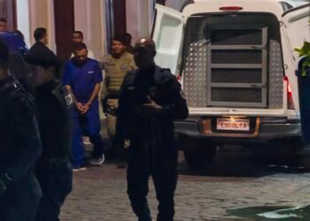 George sendo preso após condenação de mais de 50 anos de prisão pela morte de Tainara Santos