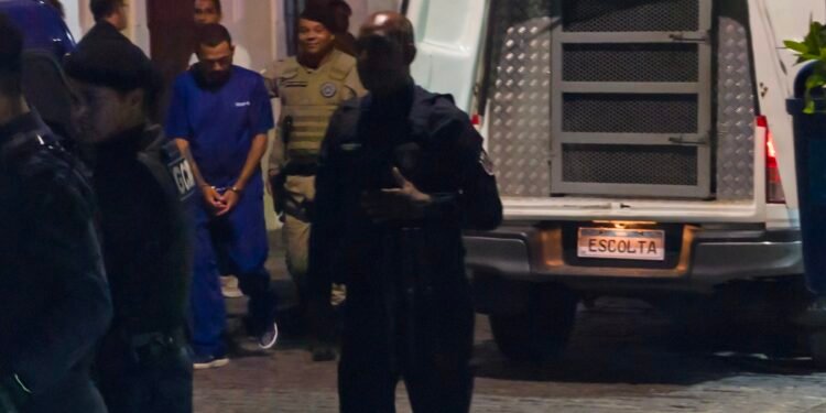 George sendo preso após condenação de mais de 50 anos de prisão pela morte de Tainara Santos