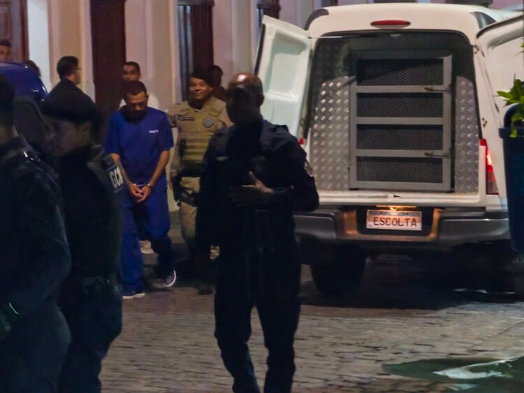 George sendo preso após condenação de mais de 50 anos de prisão pela morte de Tainara Santos