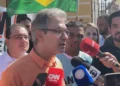 Romeu Zema lança campanha presidencial em Montes Claros com críticas à política externa e aceno à união da direita 3 Romeu Zema falando com jornalistas