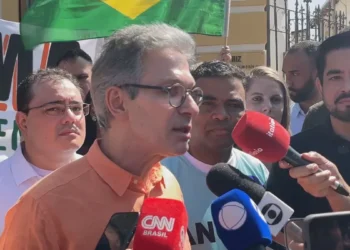 Romeu Zema falando com jornalistas