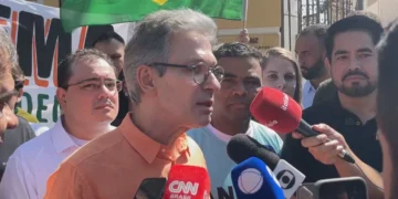 Romeu Zema falando com jornalistas