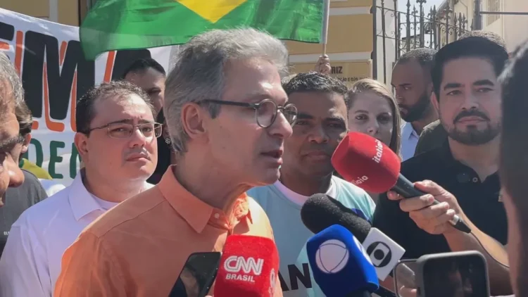 Romeu Zema lança campanha presidencial em Montes Claros com críticas à política externa e aceno à união da direita 1 Romeu Zema falando com jornalistas