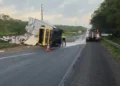 caminhão tomba na BR-324 em Feira de Santana