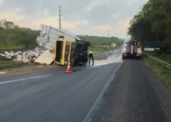caminhão tomba na BR-324 em Feira de Santana