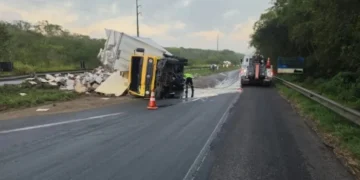 caminhão tomba na BR-324 em Feira de Santana