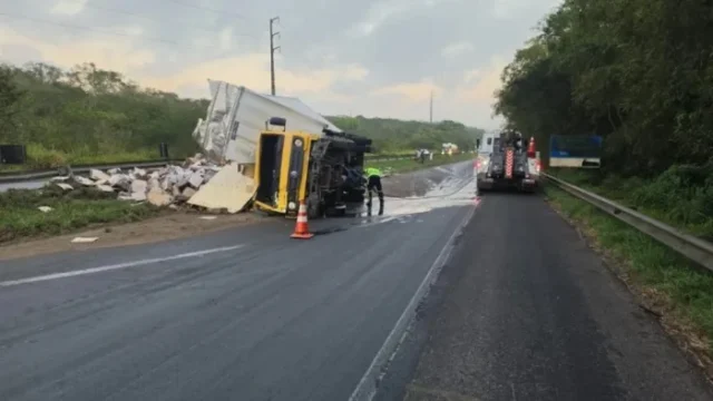 caminhão tomba na BR-324 em Feira de Santana