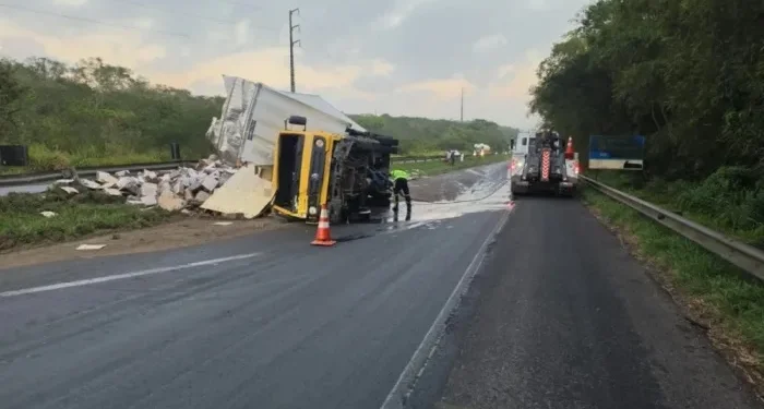 caminhão tomba na BR-324 em Feira de Santana