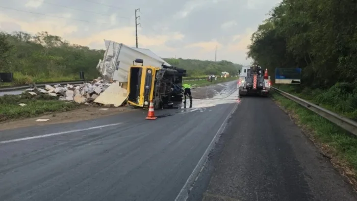 caminhão tomba na BR-324 em Feira de Santana