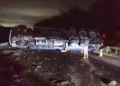 Caminhão com botijões de gás tomba na BR-324 e bloqueia pista sentido Feira de Santana 2 Caminhão com botijões de gás virado na BR-324 sentido Feira de Santana