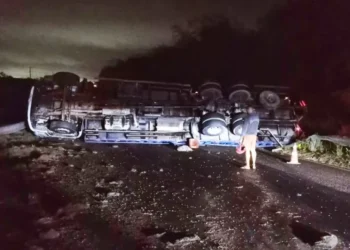 Caminhão com botijões de gás virado na BR-324 sentido Feira de Santana
