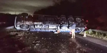 Caminhão com botijões de gás virado na BR-324 sentido Feira de Santana
