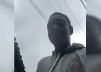 homem aparece em vídeo com armamento pesado e logo depois entra em confronto com a PM e morre