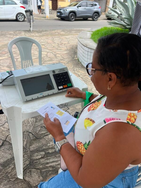 TRE-BA realiza treinamento com urna eletrônica na Praça do Rosário em Santo Amaro da Purificação 2 Eleitores recebendo treinamento na Praça do Rosário sobre a urna eletrônica e como votar nas Eleições 2026. Uma ação do TRE-BA