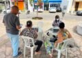 Eleitores recebendo treinamento na Praça do Rosário sobre a urna eletrônica e como votar nas Eleições 2026. Uma ação do TRE-BA