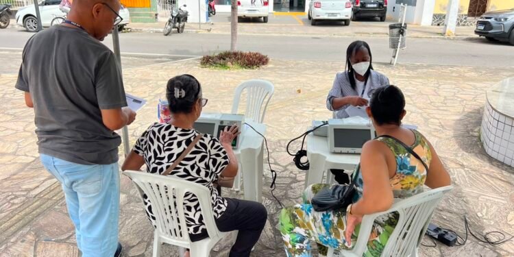 Eleitores recebendo treinamento na Praça do Rosário sobre a urna eletrônica e como votar nas Eleições 2026. Uma ação do TRE-BA