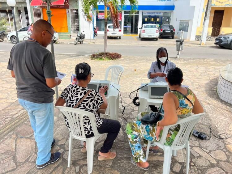 TRE-BA realiza treinamento com urna eletrônica na Praça do Rosário em Santo Amaro da Purificação 1 Eleitores recebendo treinamento na Praça do Rosário sobre a urna eletrônica e como votar nas Eleições 2026. Uma ação do TRE-BA