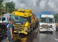 Engavetamento provoca interdição na BR-324 em Simões Filho nesta segunda-feira (3) 2 acidente com carretas na BR-324 em Simões Filho