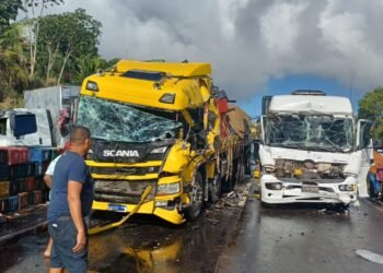 acidente com carretas na BR-324 em Simões Filho