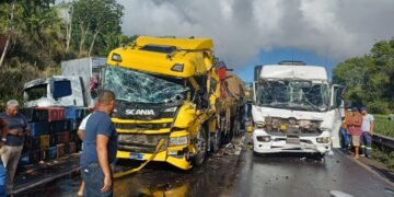 acidente com carretas na BR-324 em Simões Filho