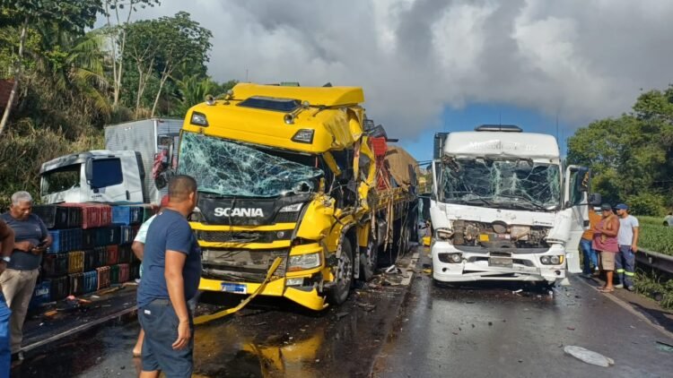 Engavetamento provoca interdição na BR-324 em Simões Filho nesta segunda-feira (3) 5 acidente com carretas na BR-324 em Simões Filho