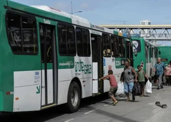 fila de ônibus coletivo em Salvador